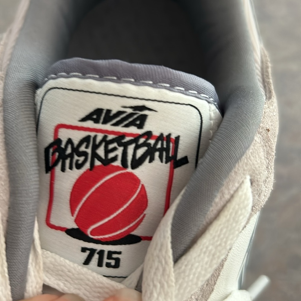 Men’s size 9.5 or woman’s size 11 Avia 715 basketball athletic shoes. - Picture 8 of 8
